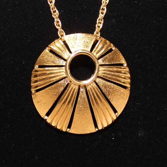 Crown Trifari Gold Tone Starburst Medallion Necklace - Picture 3 of 11